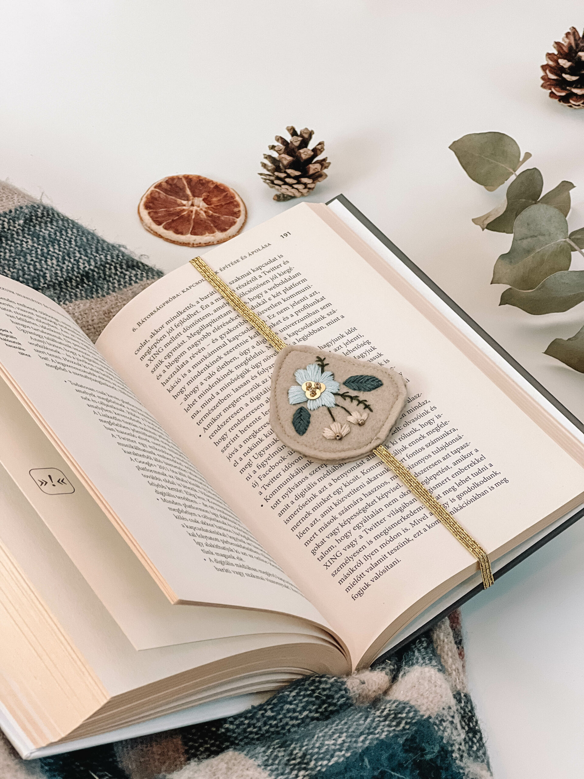 Virágos kézzel hímzett könyvjelző - artgarden