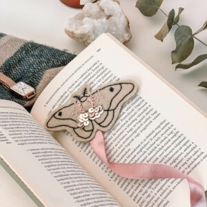 Lepkés kézzel hímzett könyvjelző - artgarden