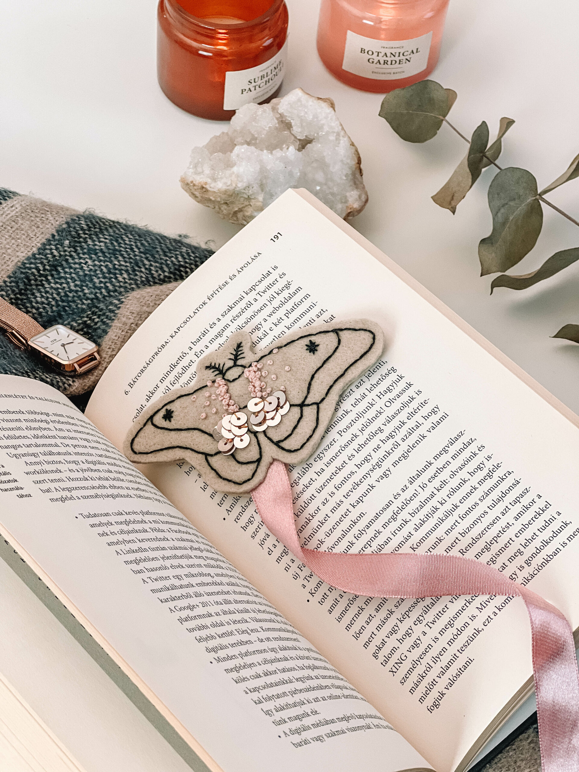 Lepkés kézzel hímzett könyvjelző - artgarden