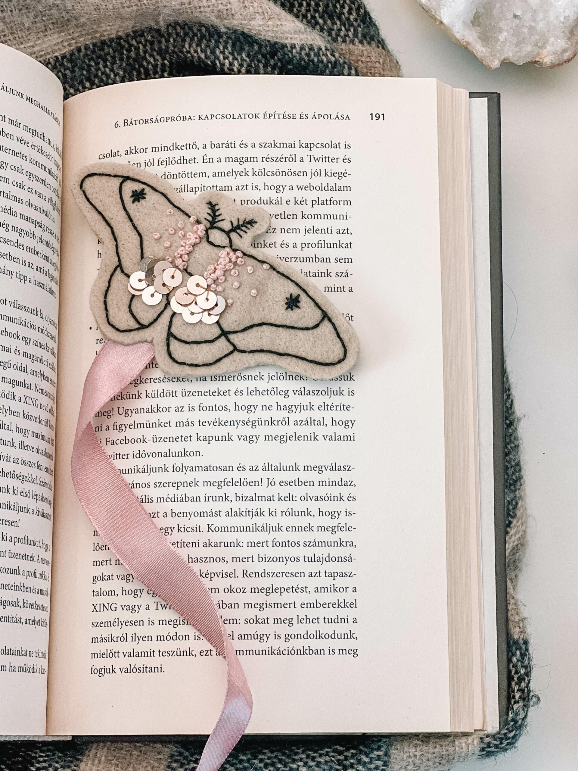 Lepkés kézzel hímzett könyvjelző - artgarden