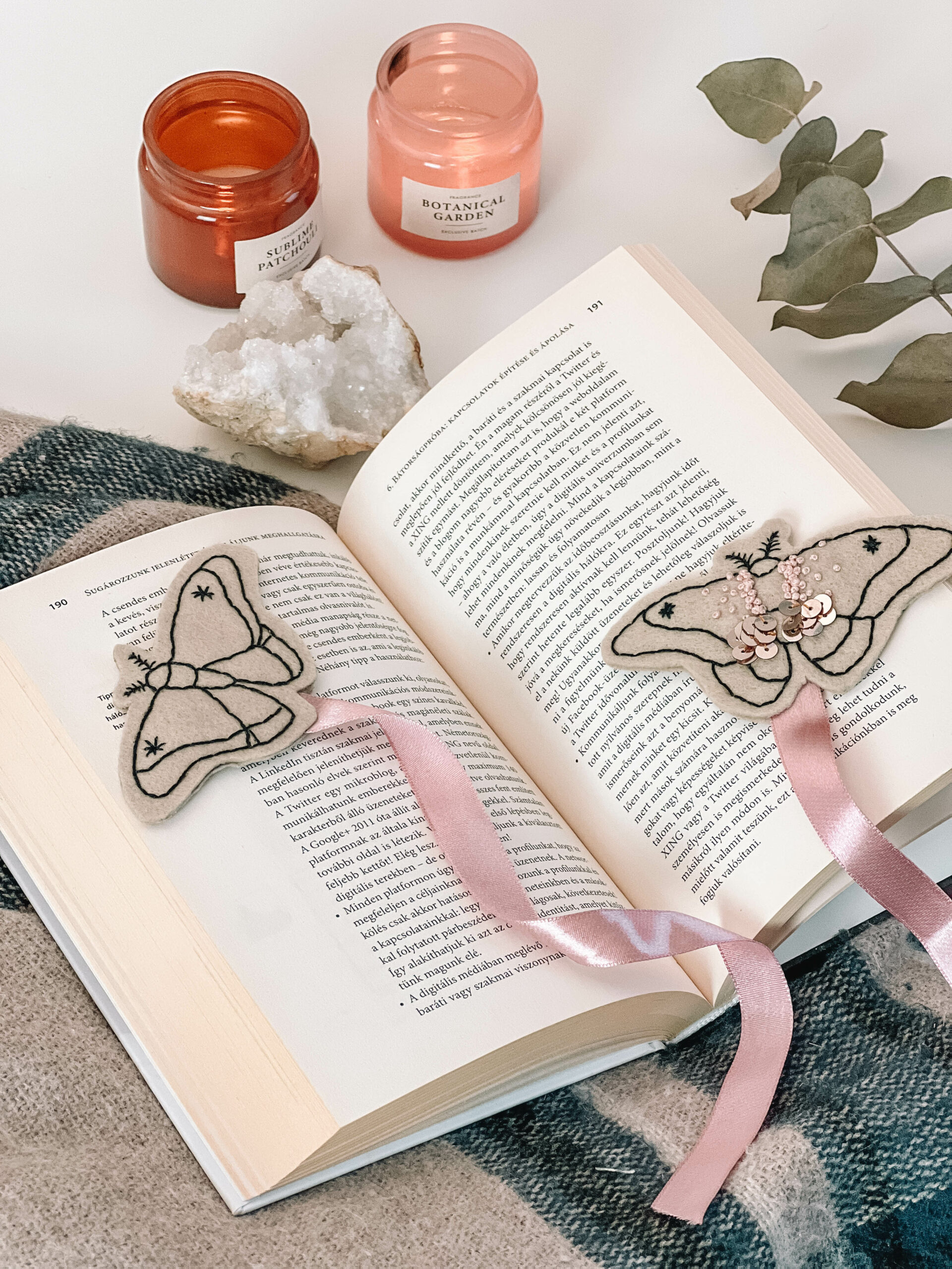 Lepkés kézzel hímzett könyvjelző - artgarden