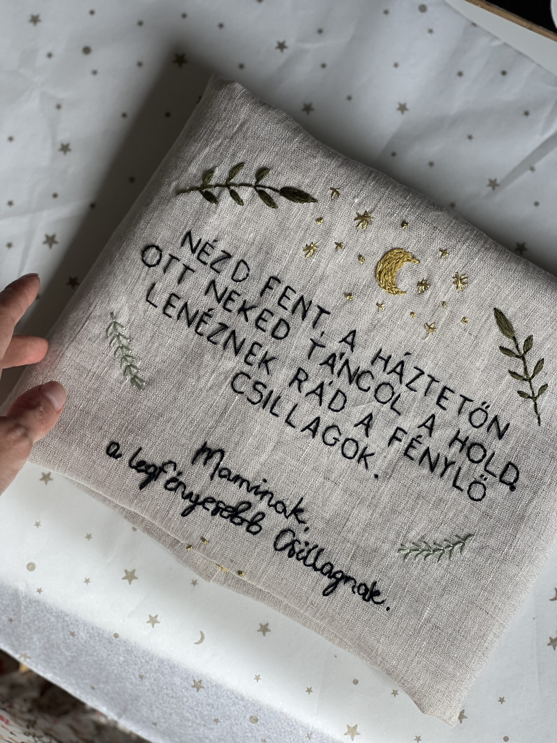 Hímzett idézetes párnahuzat