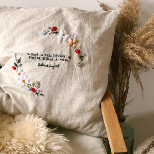 Hímzett idézetes párnahuzat