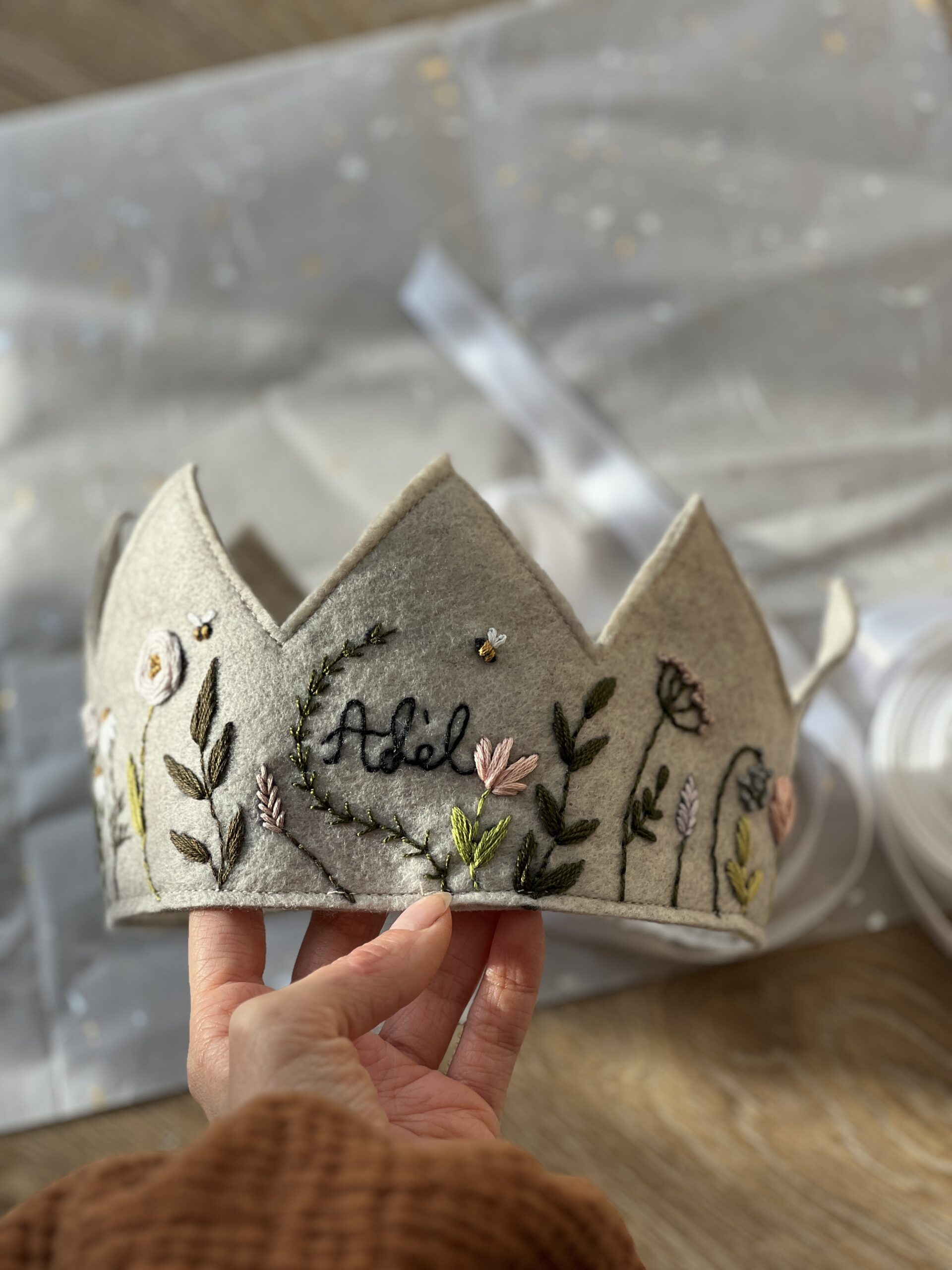 Hímzett szülinapi filckorona