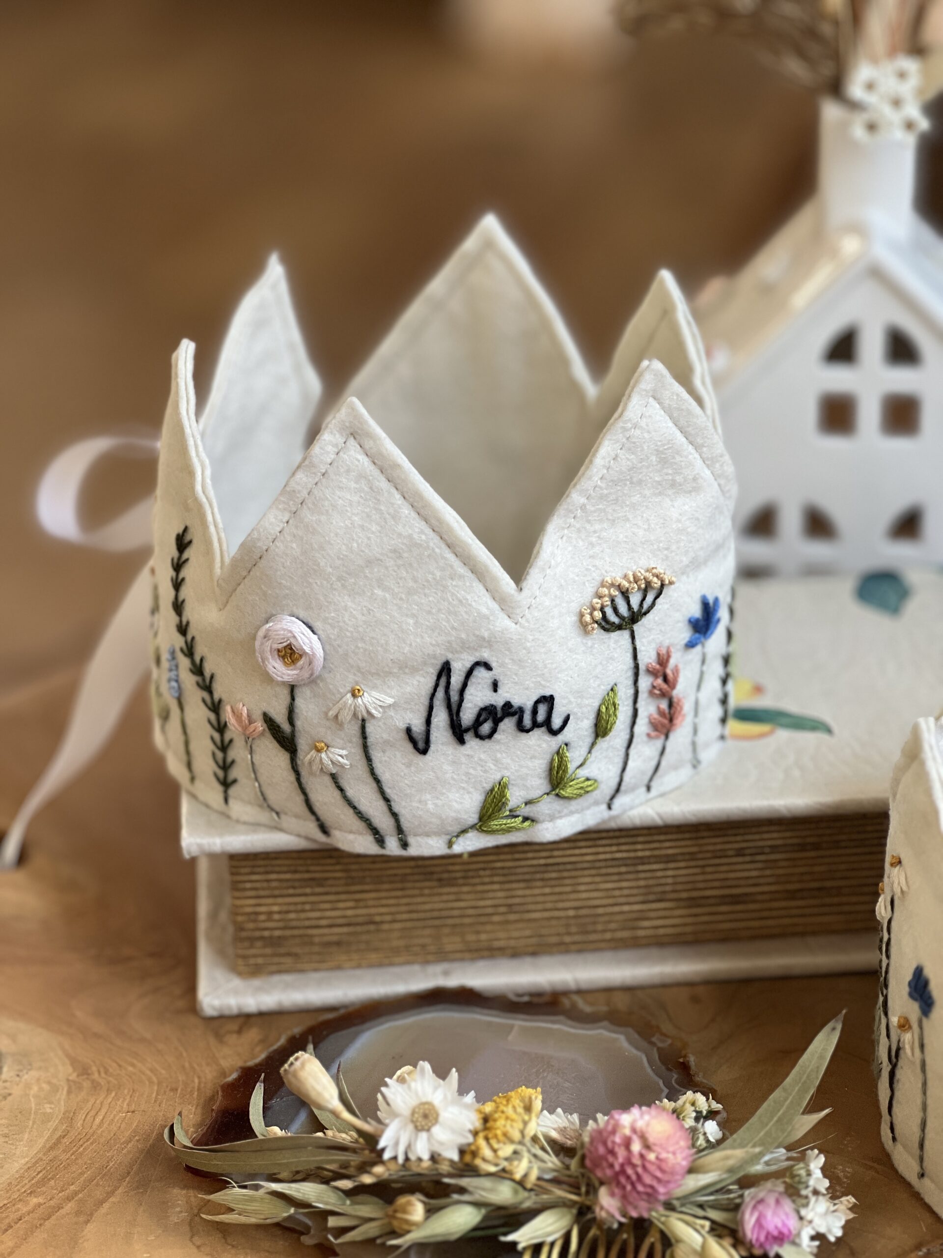 Hímzett szülinapi filckorona