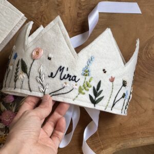 Hímzett szülinapi filckorona