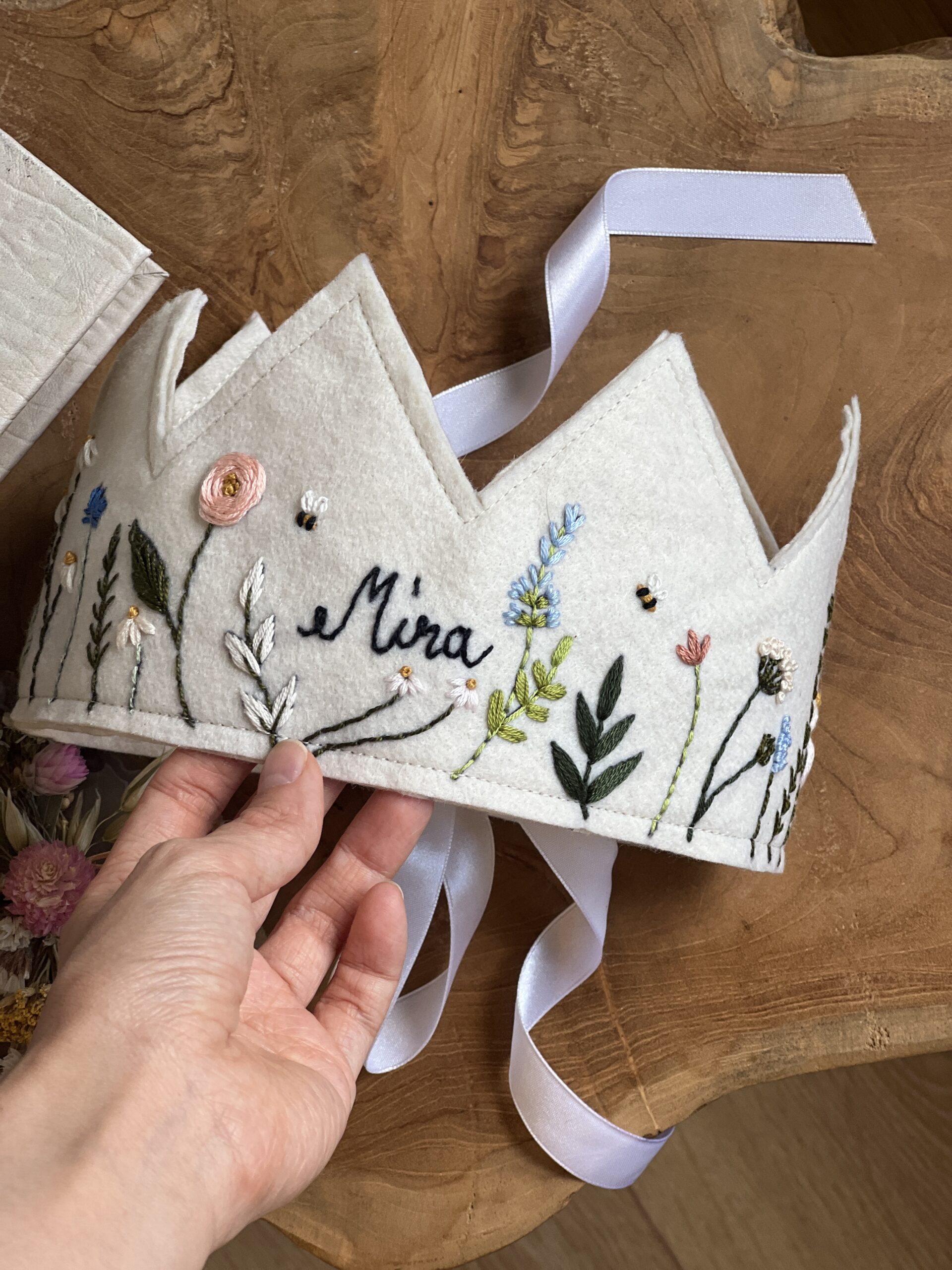 Hímzett szülinapi filckorona