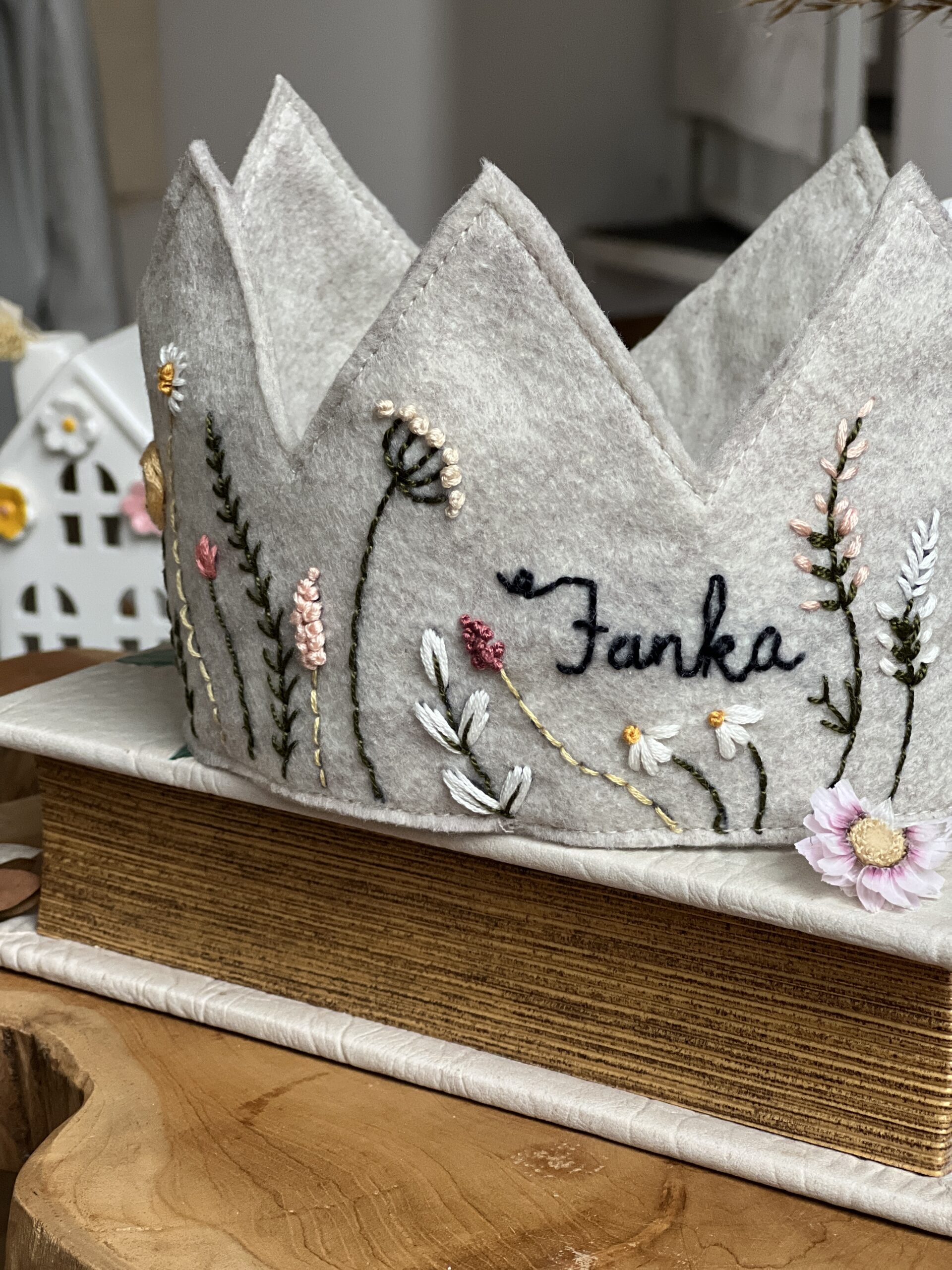 Hímzett szülinapi filckorona