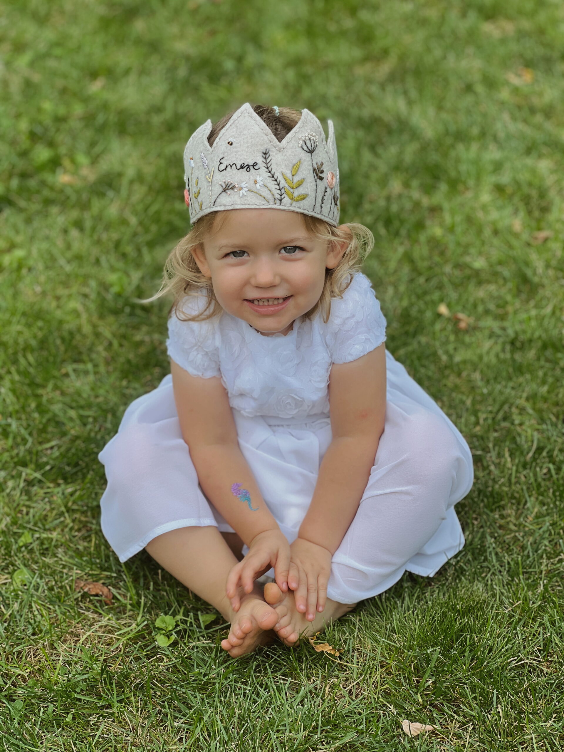 Hímzett szülinapi filckorona