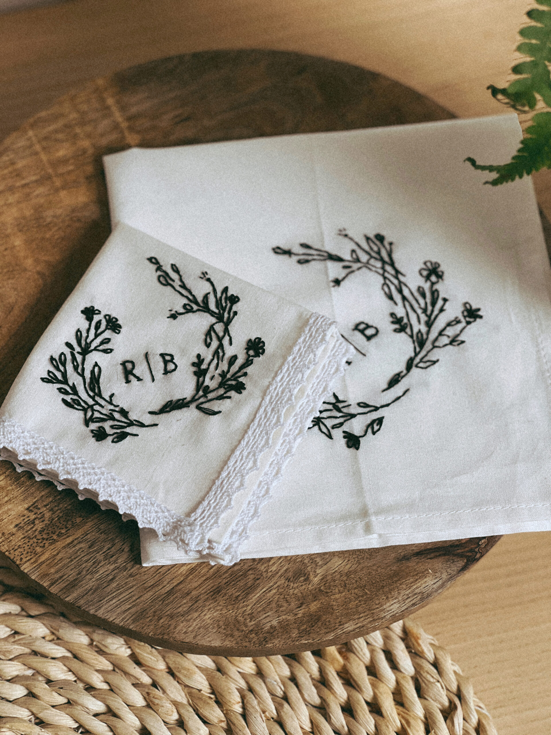 Hímzett díszzsebkendő