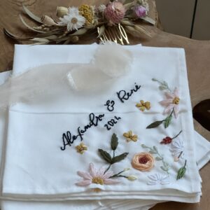 Hímzett díszzsebkendő