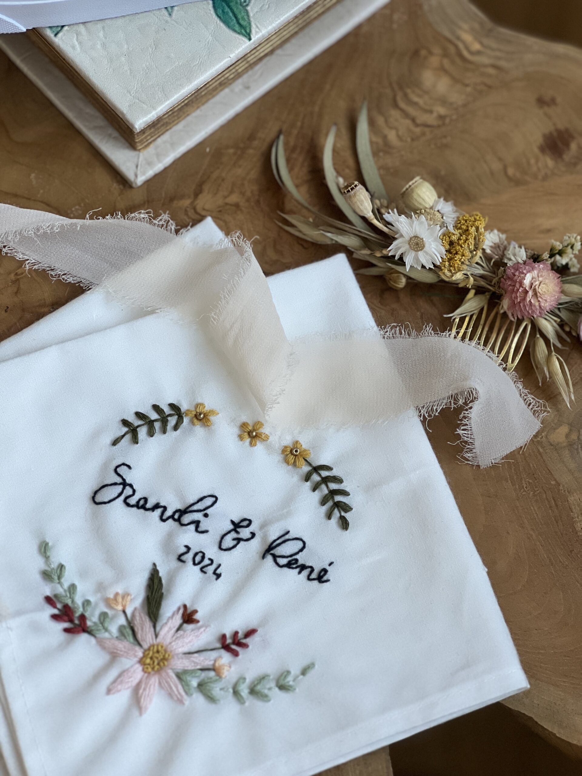 Hímzett díszzsebkendő