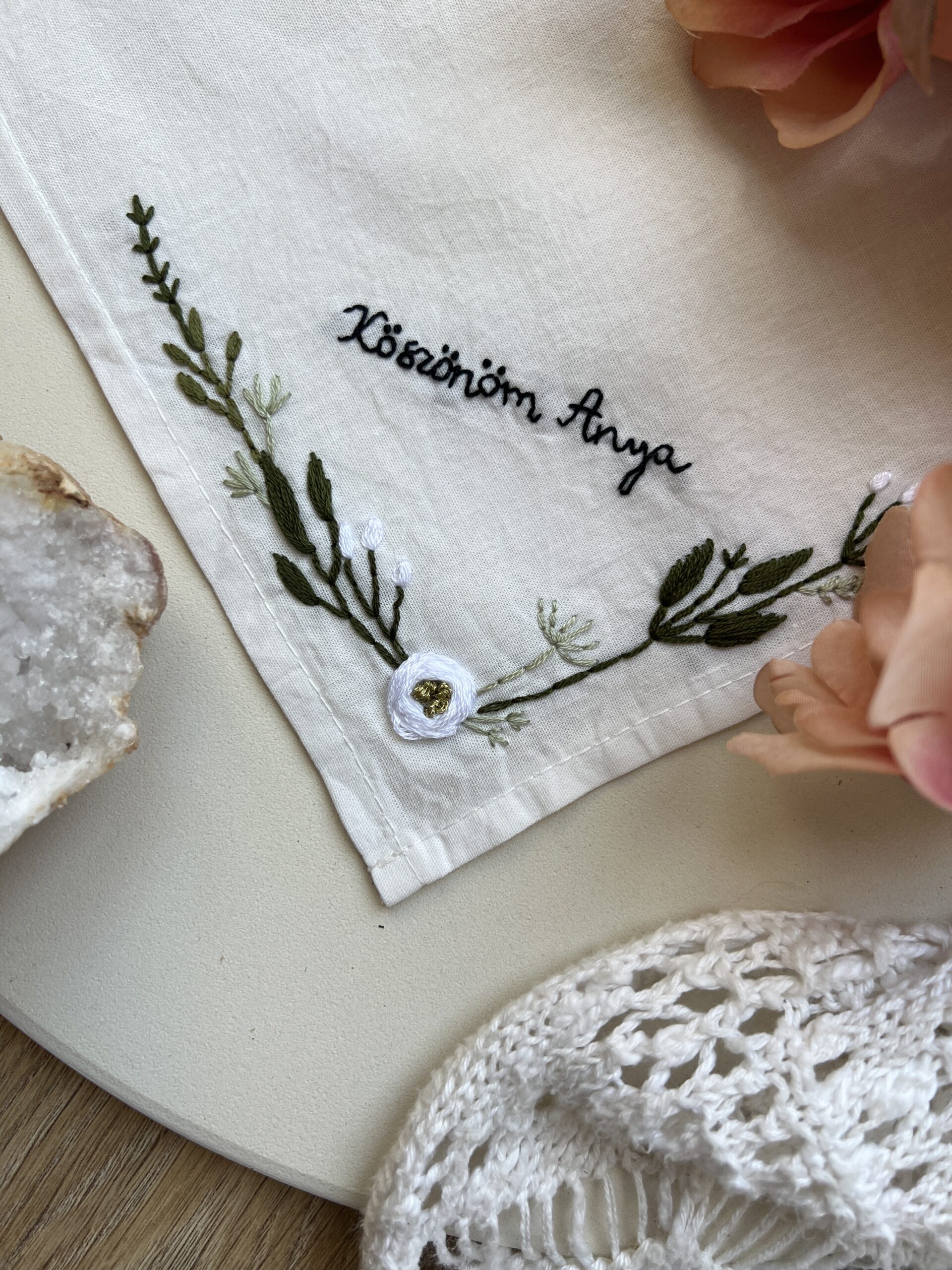 Hímzett díszzsebkendő