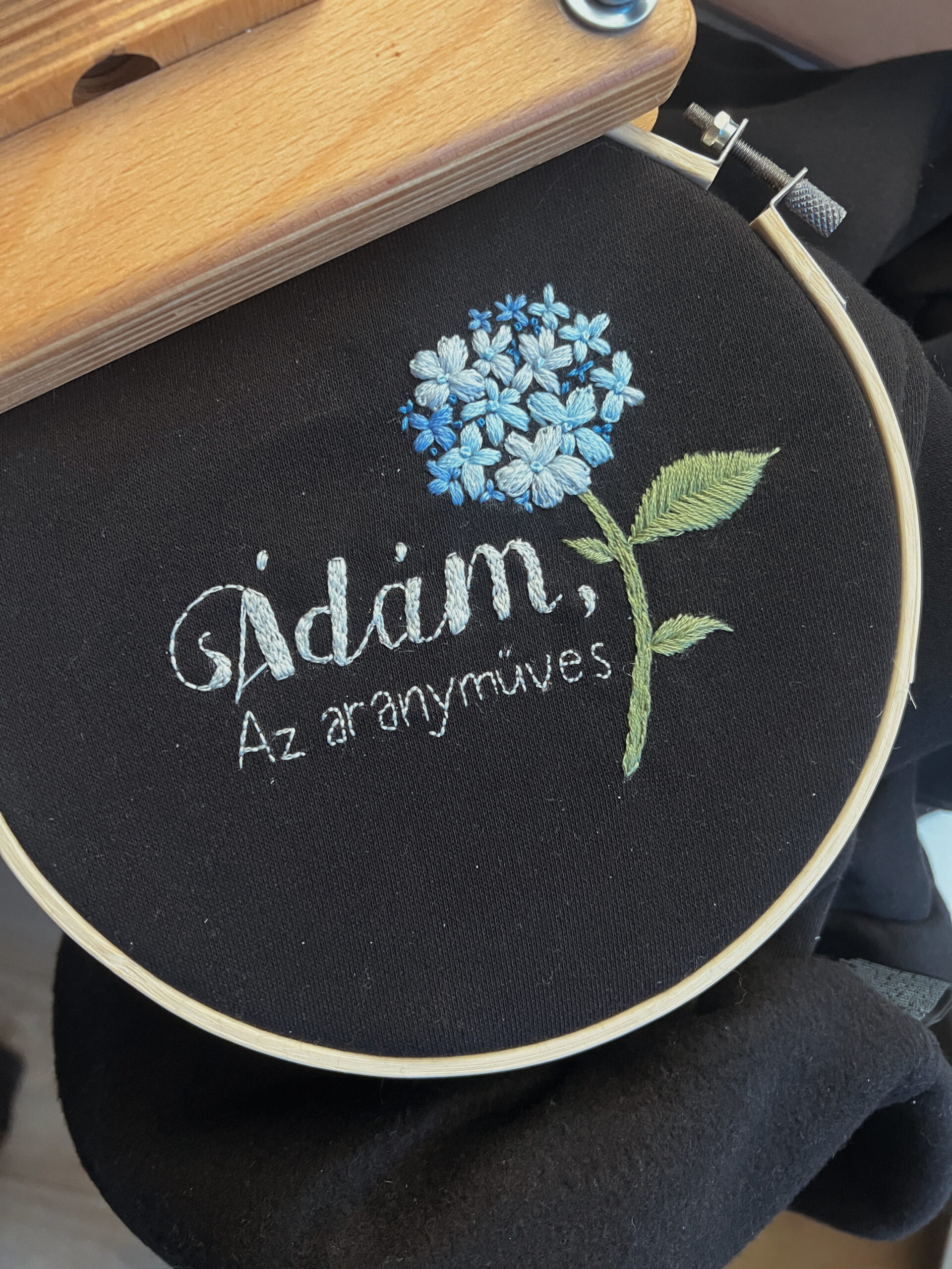 Egyedi hímzett pulcsi