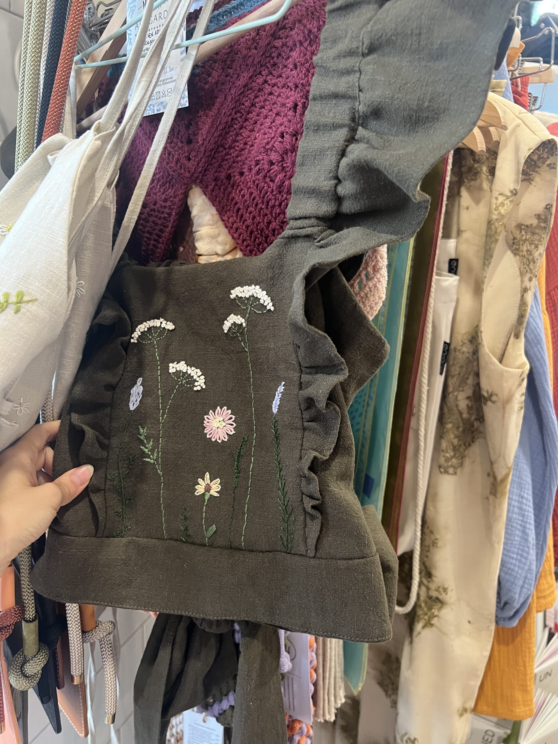 fodros hímzett len felső