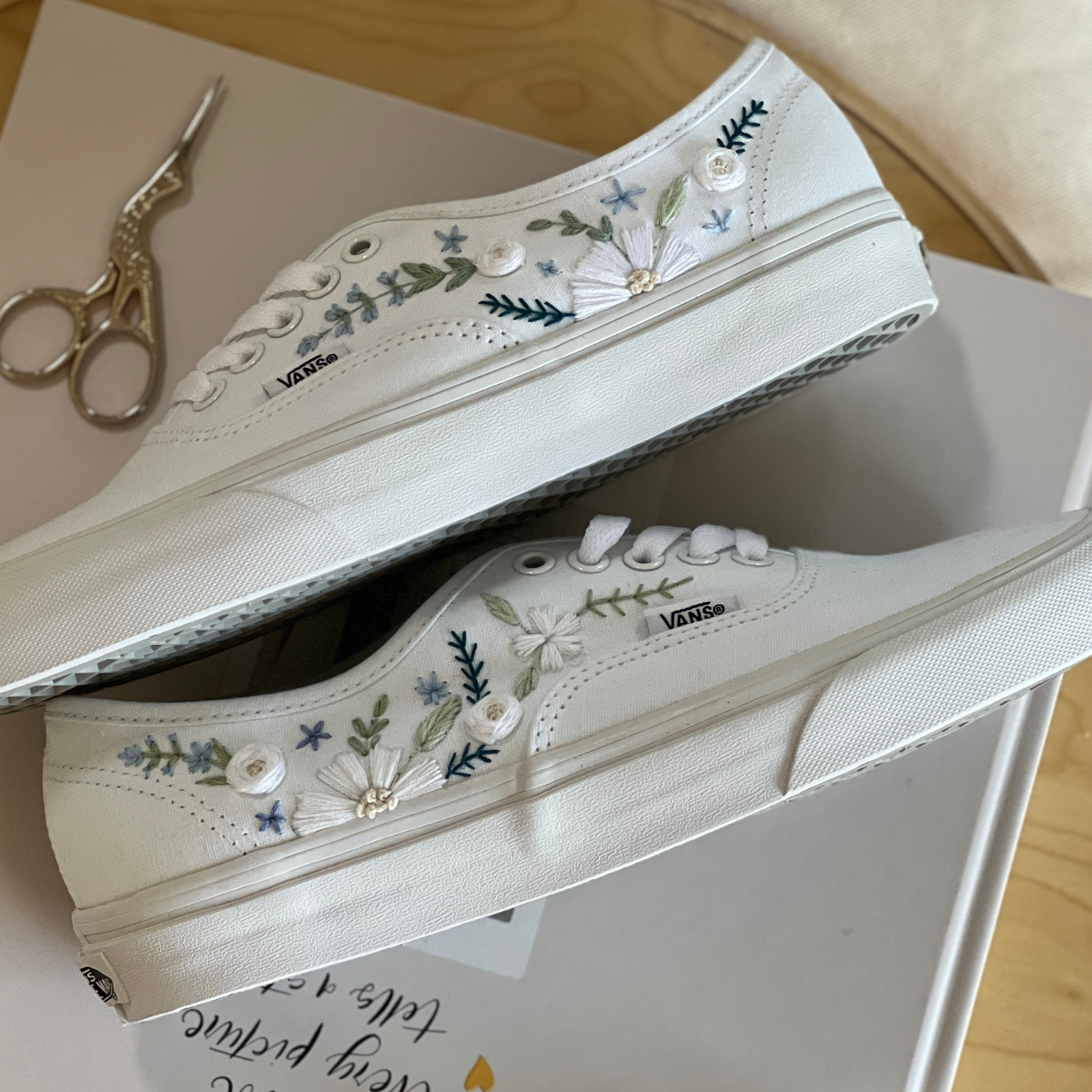 Virágos hímzett cipő