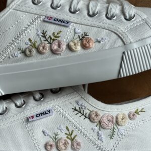 Virágos hímzett cipő