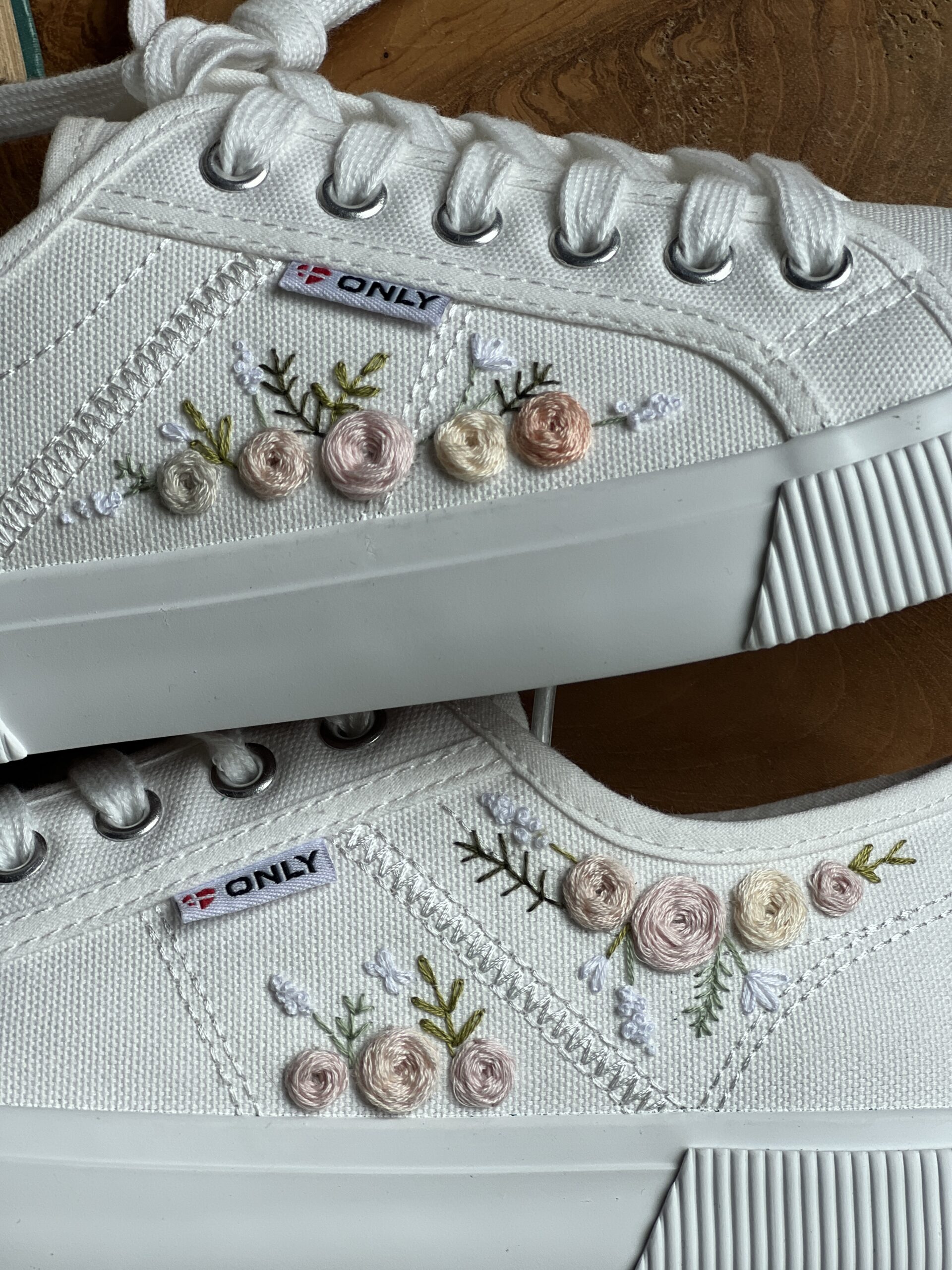 Virágos hímzett cipő