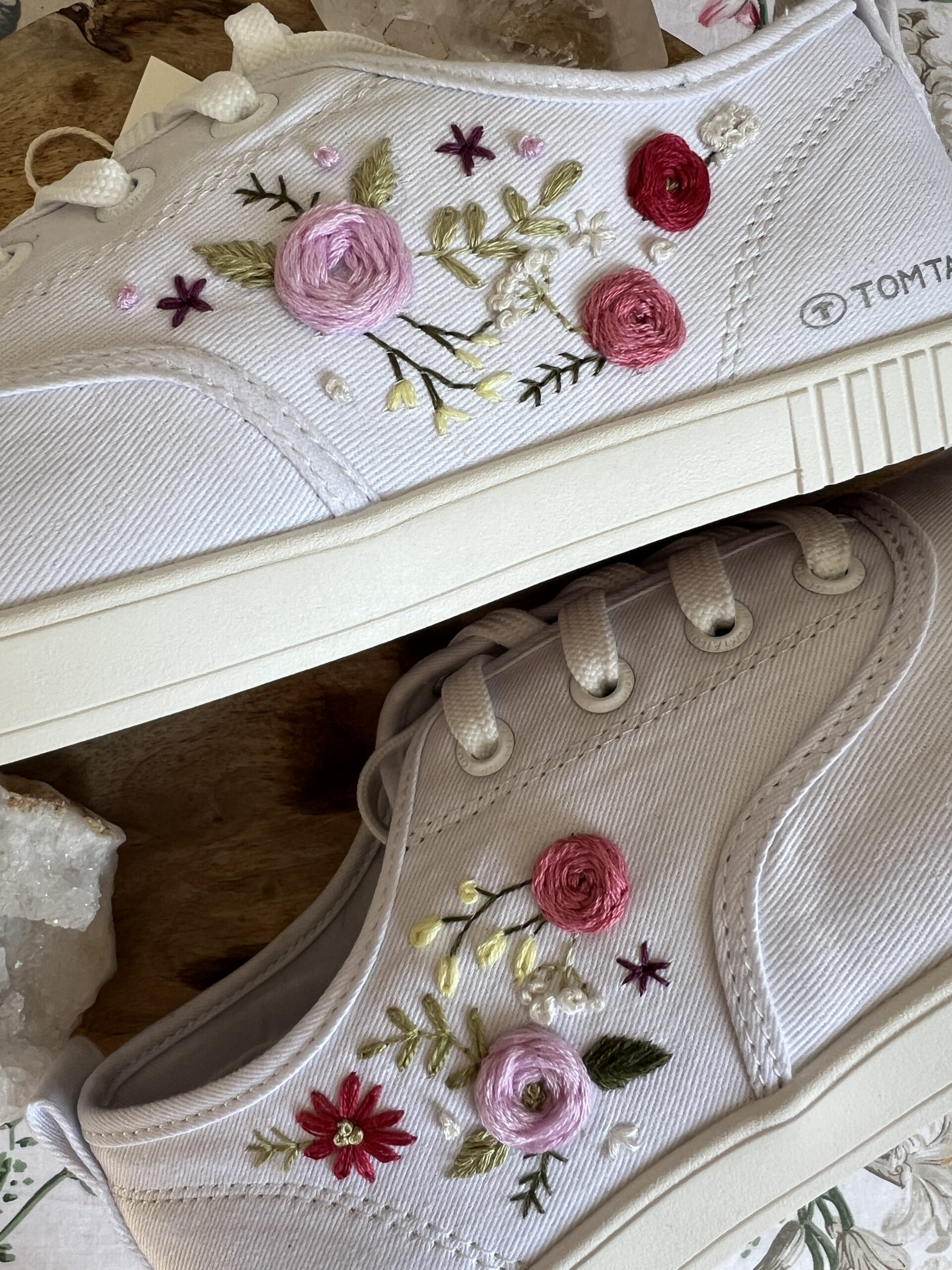 Virágos hímzett cipő